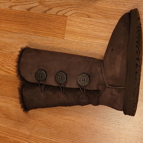 Ugg Bailey Button Triplet II BOOT in dark brown. Size 5 - Picture 2 of 13